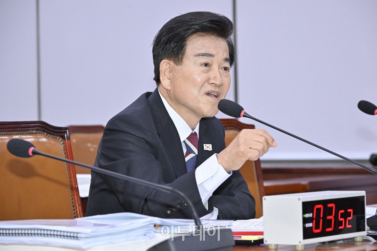 ▲정동영 통일부 장관 후보자가 14일 서울 여의도 국회 외교통일위원회에서 열린 인사청문회에서 의원들의 질의에 답변하고 있다. 조현호 기자 hyunho@