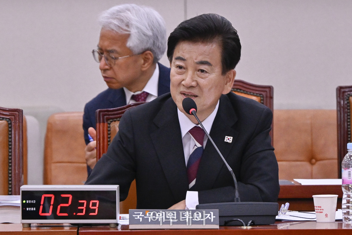 ▲정동영 통일부 장관 후보자가 14일 서울 여의도 국회 외교통일위원회에서 열린 인사청문회에서 의원들의 질의를 듣고 있다. 조현호 기자 hyunho@