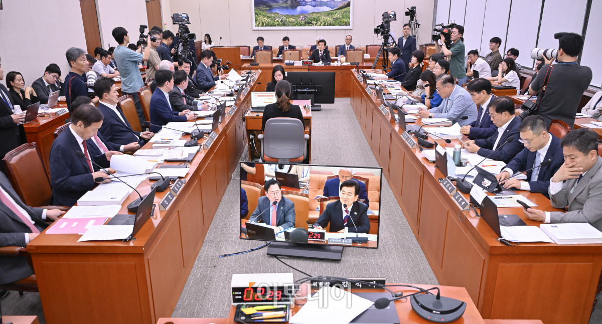 ▲정동영 통일부 장관 후보자가 14일 서울 여의도 국회 외교통일위원회에서 열린 인사청문회에서 의원들의 질의를 듣고 있다. 조현호 기자 hyunho@