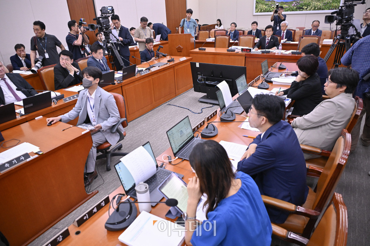 ▲정동영 통일부 장관 후보자가 14일 서울 여의도 국회 외교통일위원회에서 열린 인사청문회에서 의원들의 질의를 듣고 있다. 조현호 기자 hyunho@