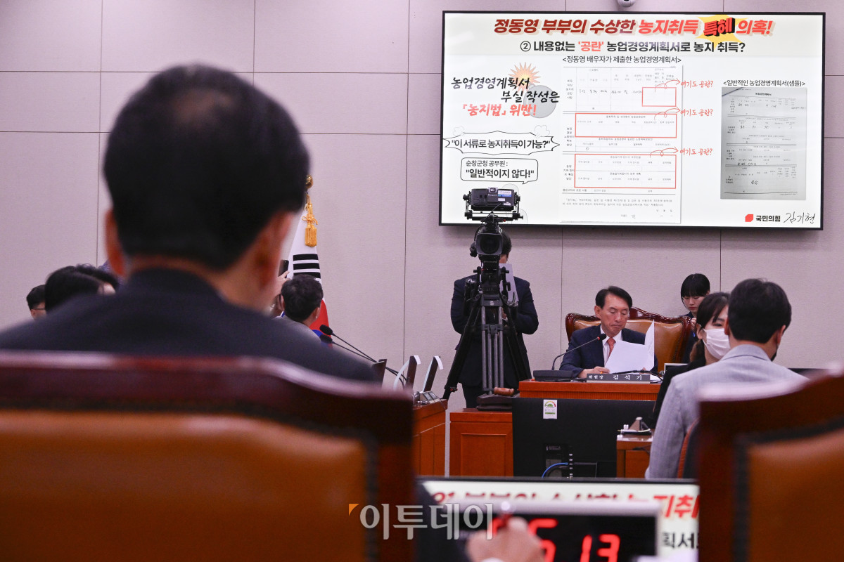 ▲정동영 통일부 장관 후보자가 14일 서울 여의도 국회 외교통일위원회에서 열린 인사청문회에서 의원들의 질의를 듣고 있다. 조현호 기자 hyunho@