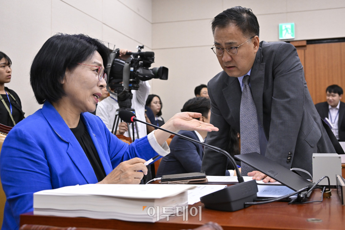 ▲14일 서울 여의도 국회 과학기술정보방송통신위원회에서 열린 배경훈 과학기술정보통신부 장관 후보자 인사청문회에서 최민희 위원장과 최형두 국민의힘 과방위 간사가 대화를 하고 있다. 조현호 기자 hyunho@