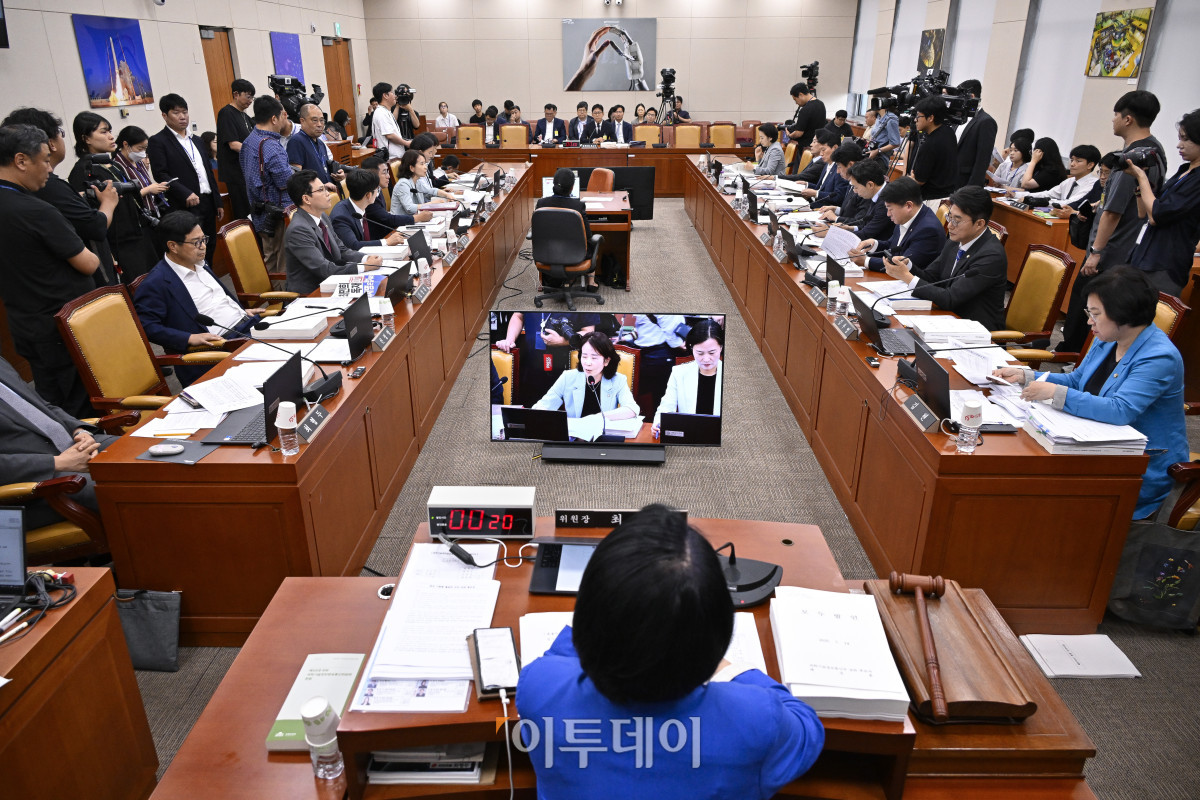 ▲배경훈 과학기술정보통신부 장관 후보자가 14일 서울 여의도 국회 과학기술정보방송통신위원회에서 열린 인사청문회에서 의원들의 질의에 답변하고 있다. 조현호 기자 hyunho@