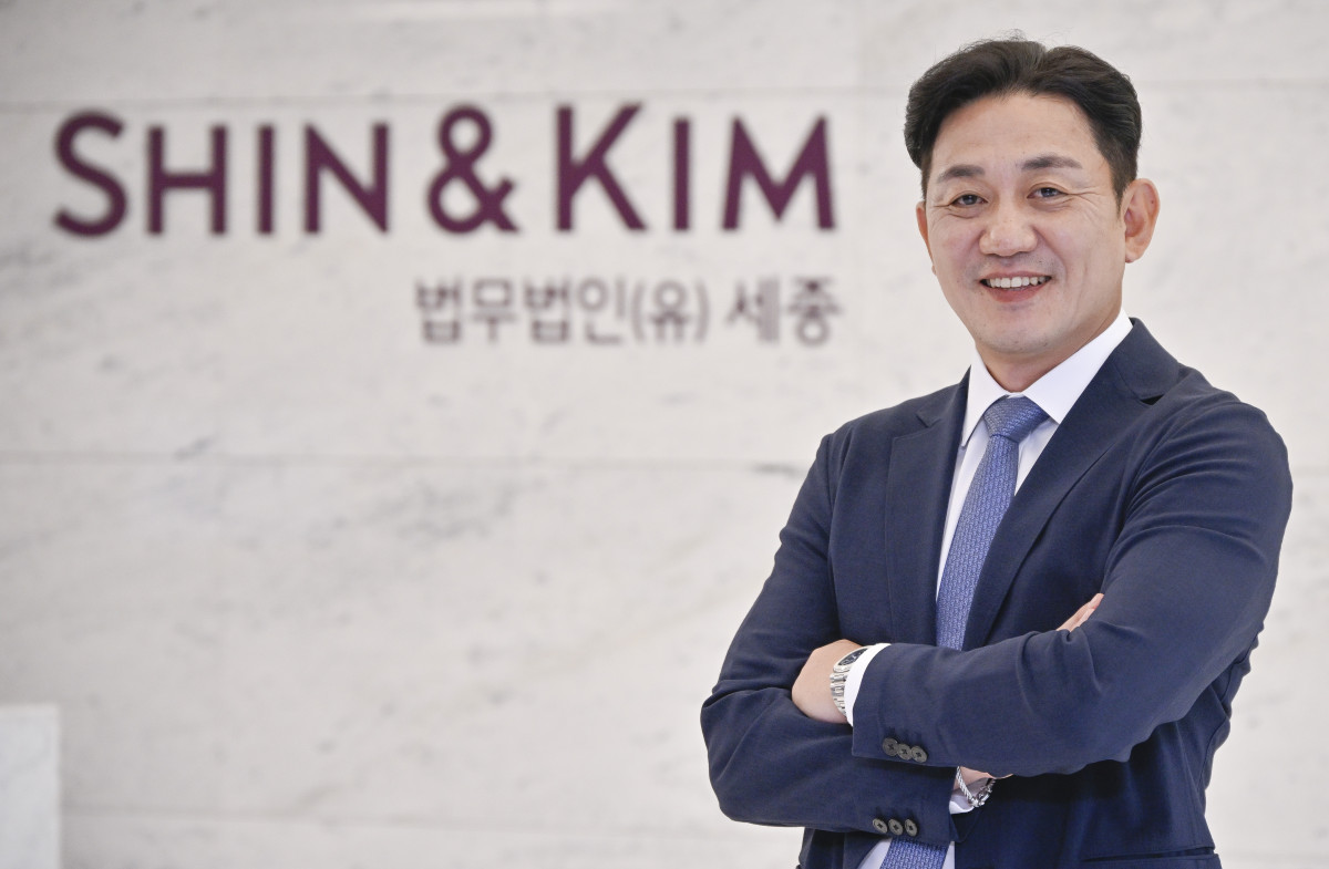 ▲법무법인 세종 기업지배구조 전략센터장인 이동건 변호사가 11일 서울 종로구 법무법인 세종에서 이투데이와 인터뷰에 앞서 포즈를 취하고 있다. (조현호 기자 hyunho@)