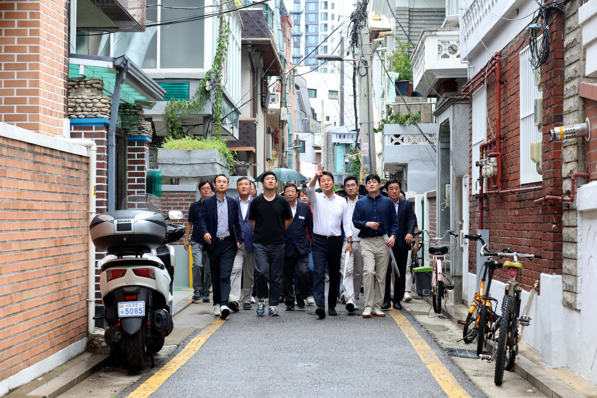 ▲오세훈 서울시장이 14일 서울 광진구 자양4동 신속통합기획 재개발 현장을 찾아 사업대상지 환경과 정비시 개선사항 등을 점검하고 있다. 신태현 기자 holjjak@
