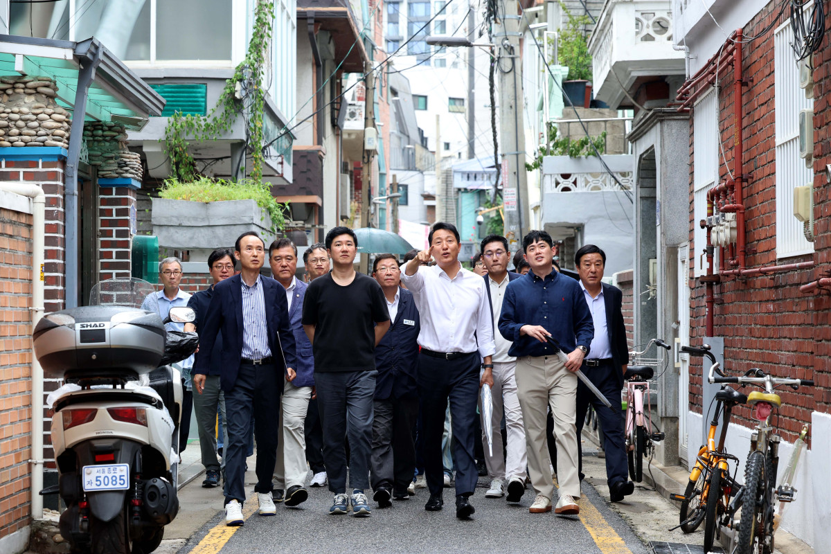 ▲오세훈 서울시장이 14일 서울 광진구 자양4동 신속통합기획 재개발 현장을 찾아 사업대상지 환경과 정비시 개선사항 등을 점검하고 있다. 신태현 기자 holjjak@