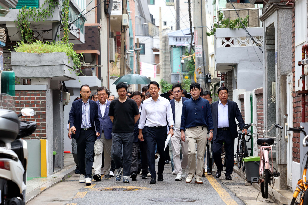 ▲오세훈 서울시장이 14일 서울 광진구 자양4동 신속통합기획 재개발 현장을 찾아 사업대상지 환경과 정비시 개선사항 등을 점검하고 있다. 신태현 기자 holjjak@