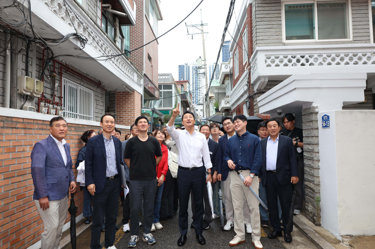 ▲오세훈 서울시장이 14일 서울 광진구 자양4동 신속통합기획 재개발 현장을 찾아 사업대상지 환경과 정비시 개선사항 등을 점검하고 있다. 신태현 기자 holjjak@