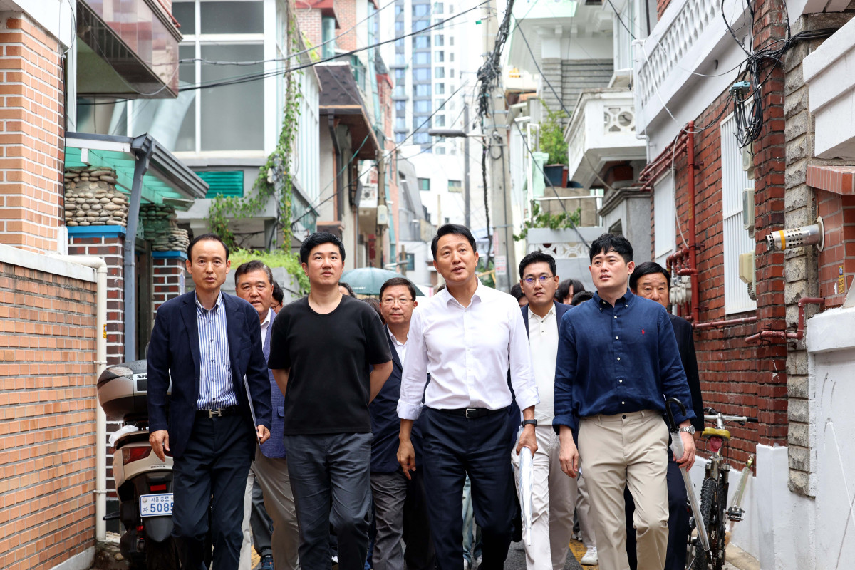 ▲오세훈 서울시장이 14일 서울 광진구 자양4동 신속통합기획 재개발 현장을 찾아 사업대상지 환경과 정비시 개선사항 등을 점검하고 있다. 신태현 기자 holjjak@