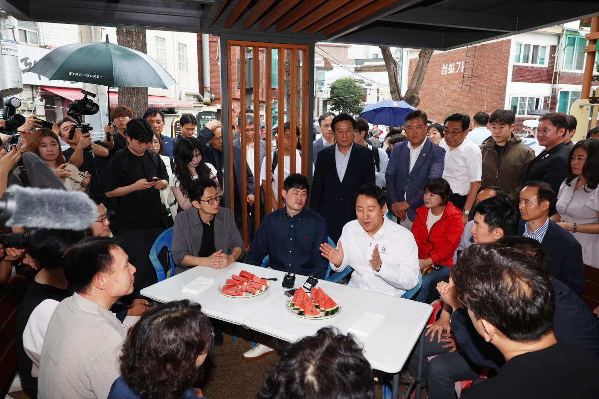 ▲오세훈 서울시장이 14일 서울 광진구 자양4동 신속통합기획 재개발 현장을 찾아 사업대상지 환경과 정비시 개선사항 등을 점검하기 앞서 마을 주민들과 간담회를 갖고 있다. 신태현 기자 holjjak@