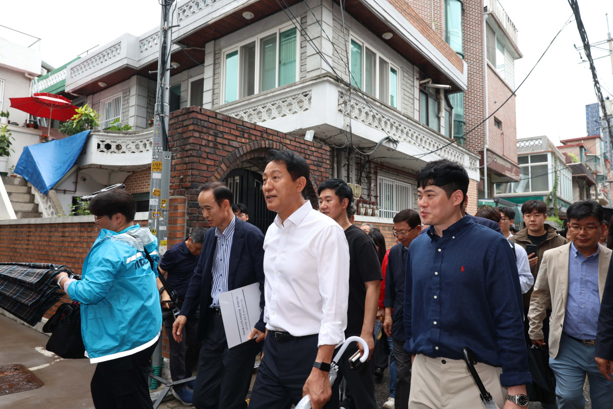 ▲오세훈 서울시장이 14일 서울 광진구 자양4동 신속통합기획 재개발 현장을 찾아 사업대상지 환경과 정비시 개선사항 등을 점검하고 있다. 신태현 기자 holjjak@