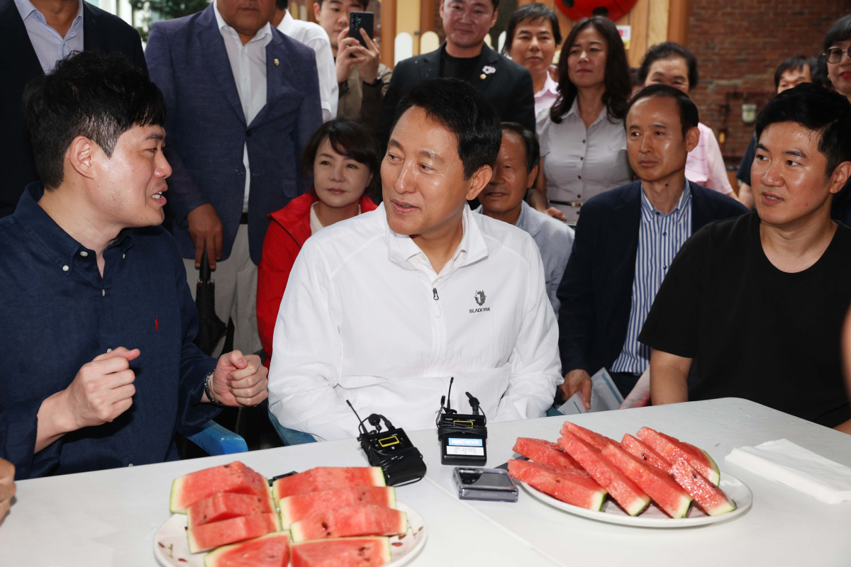 ▲오세훈 서울시장이 14일 서울 광진구 자양4동 신속통합기획 재개발 현장을 찾아 사업대상지 환경과 정비시 개선사항 등을 점검하기 앞서 마을 주민들과 간담회를 갖고 있다. 신태현 기자 holjjak@