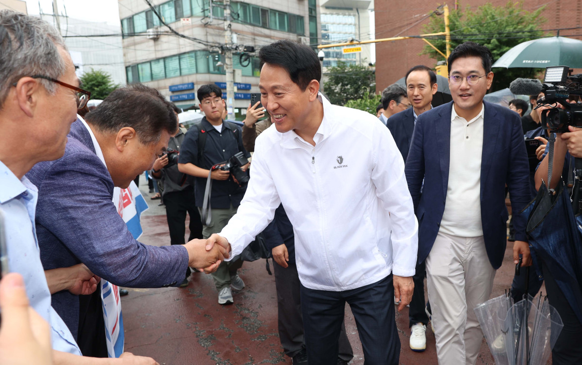 ▲오세훈 서울시장이 14일 서울 광진구 자양4동 신속통합기획 재개발 현장을 찾아 사업대상지 환경과 정비시 개선사항 등을 점검하기 앞서 마을 주민들과 인사하고 있다. 신태현 기자 holjjak@
