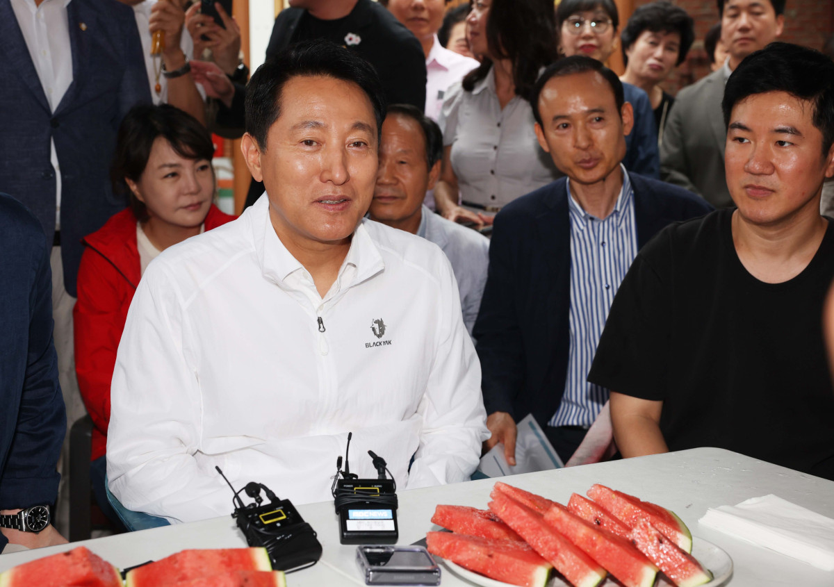 ▲오세훈 서울시장이 14일 서울 광진구 자양4동 신속통합기획 재개발 현장을 찾아 사업대상지 환경과 정비시 개선사항 등을 점검하기 앞서 마을 주민들과 간담회를 갖고 있다. 신태현 기자 holjjak@