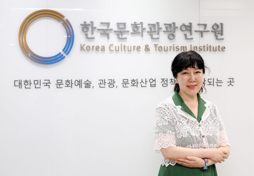 ▲김세원 한국문화관광연구원장이 14일 서울 강서구 방화동에 위치한 한국문화관광연구원 집무실에서 이투데이와 인터뷰에 앞서 포즈를 취하고 있다. (사진=고이란 기자 photoeran@)