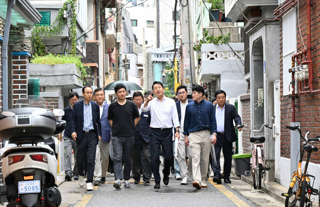 ▲오세훈 서울시장이 14일 광진구 자양 4동 A 구역을 둘러보고 있다. (사진제공=서울시)
