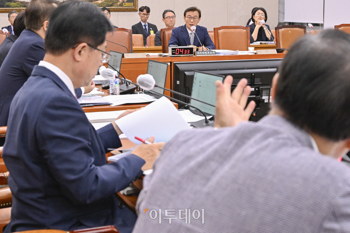 ▲전재수 해양수산부 장관 후보자가 14일 서울 여의도 국회 농림축산식품해양수산위원회에서 열린 인사청문회에서 의원들의 질의에 답변하고 있다. 조현호 기자 hyunho@