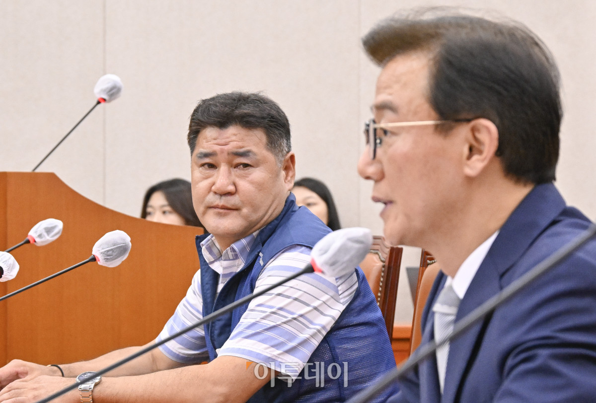 ▲14일 서울 여의도 국회 농림축산식품해양수산위원회에서 열린 전재수 해양수산부 장관 후보자 인사청문회에서 참고인으로 출석한 이상국 전국공무원노동조합 해양수산부 지부장이 전재수 해양수산부 장관 후보자 발언을 듣고 있다. 조현호 기자 hyunho@