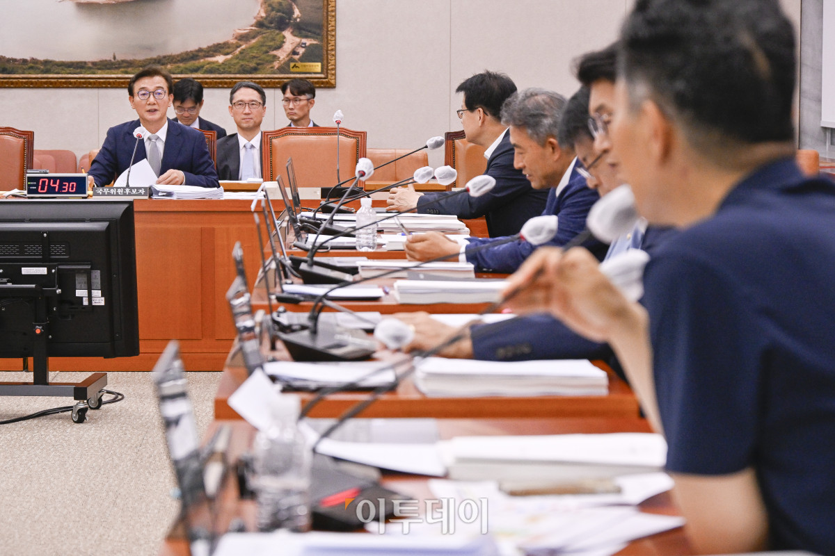 ▲전재수 해양수산부 장관 후보자가 14일 서울 여의도 국회 농림축산식품해양수산위원회에서 열린 인사청문회에서 의원들의 질의에 답변하고 있다. 조현호 기자 hyunho@