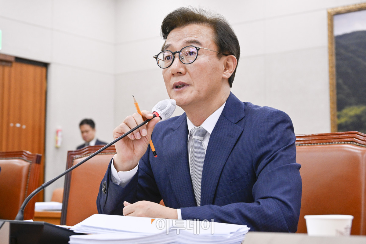 ▲전재수 해양수산부 장관 후보자가 14일 서울 여의도 국회 농림축산식품해양수산위원회에서 열린 인사청문회에서 의원들의 질의에 답변하고 있다. 조현호 기자 hyunho@