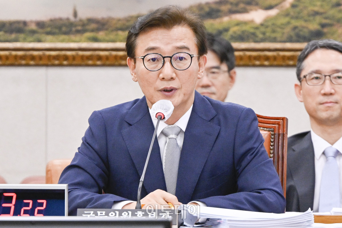 ▲전재수 해양수산부 장관 후보자가 14일 서울 여의도 국회 농림축산식품해양수산위원회에서 열린 인사청문회에서 의원들의 질의에 답변하고 있다. 조현호 기자 hyunho@