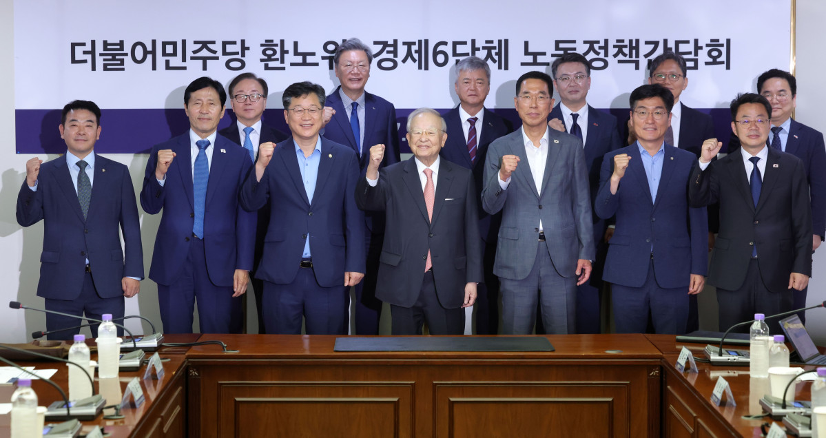 ▲안호영(앞줄 왼쪽 세 번째) 국회 환경노동위원회(환노위) 위원장과 손경식(앞줄 왼쪽 네 번째) 한국경영자총협회(경총) 회장 등 참석자들이 14일 오후 서울 마포구 경총에서 열린 더불어민주당 환노위-경제 6단체 노동정책(노동조합법 개정안) 간담회에 앞서 기념촬영하고 있다. 2025.07.14. (뉴시스)