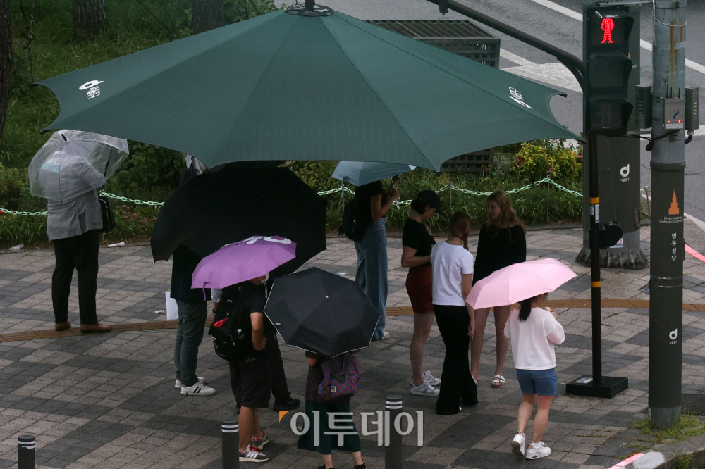 ▲전국 대부분 지방에 비가 내리는 14일 서울 중구 을지로 1가에서 우산을 쓴 시민들이 발걸음을 재촉하고 있다. 기상청은 내일 오후까지 오락가락 비가 이어지다가 모레 전국에 다시 비가 올것으로 예보했다. 고이란 기자 photoeran@