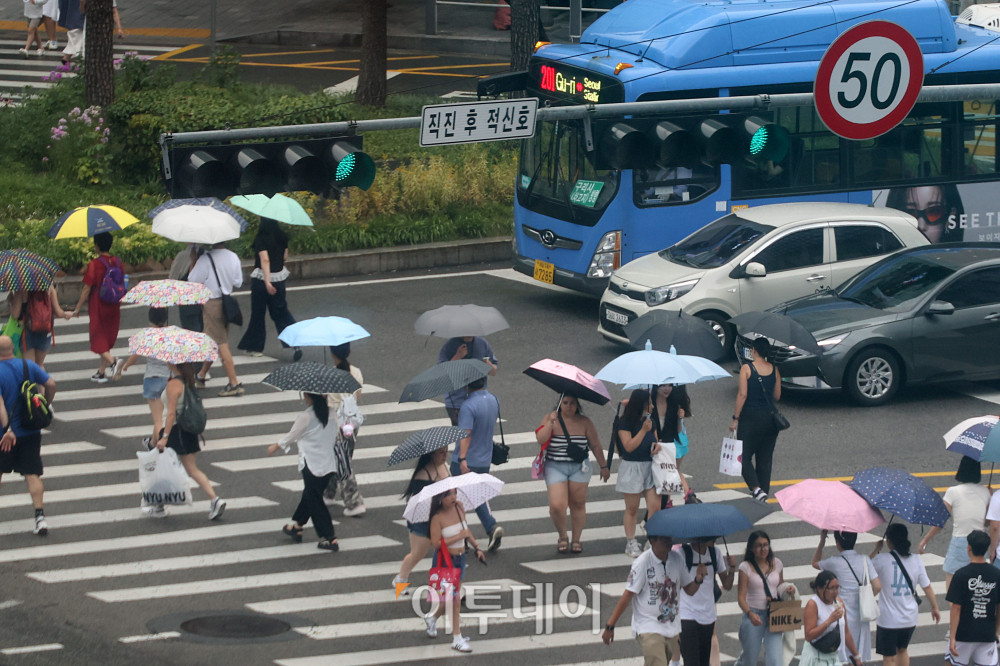 ▲전국 대부분 지방에 비가 내리는 14일 서울 중구 을지로 1가에서 우산을 쓴 시민들이 발걸음을 재촉하고 있다. 기상청은 내일 오후까지 오락가락 비가 이어지다가 모레 전국에 다시 비가 올것으로 예보했다. 고이란 기자 photoeran@
