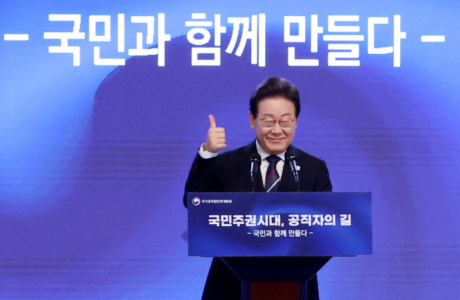 ▲이재명 대통령이 14일 충북 진천 국가공무원인재개발원에서 '국민주권시대, 공직자의 길'을 주제로 열린 70기 5급 신임관리자과정 교육생 특강에서 연단에 올라 참석자들의 박수에 화답하고 있다.  (연합뉴스)