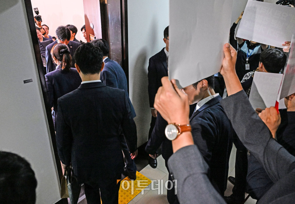 ▲강선우 여성가족부 장관 후보자가 14일 서울 여의도 국회에서 열린 인사청문회에 국민의힘 보좌관협의회 회원들이 항의를 받으며 참석하고 있다. 사진=조현호 기자 hyunho@