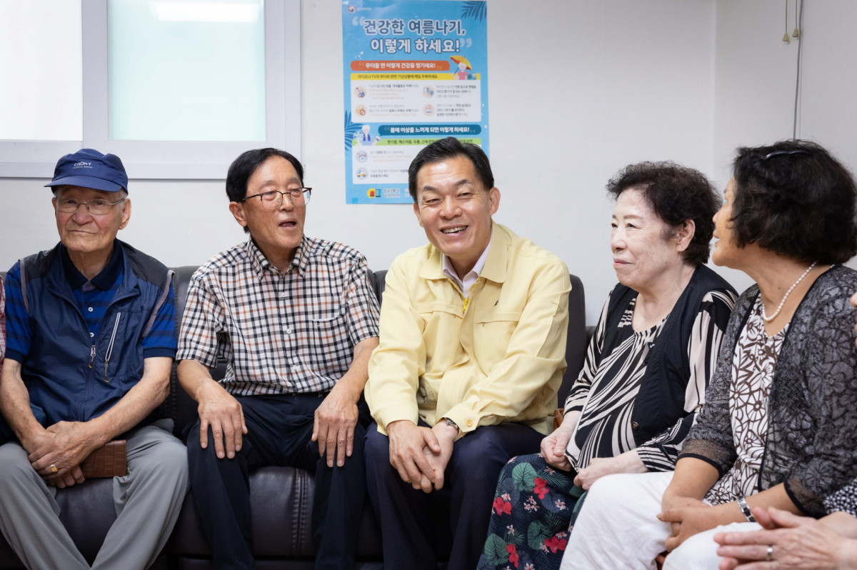 ▲이재준 시장이 무더위 쉼터(경로당)를 이용하는 어르신들과 함께하고 있다. (수원특례시)