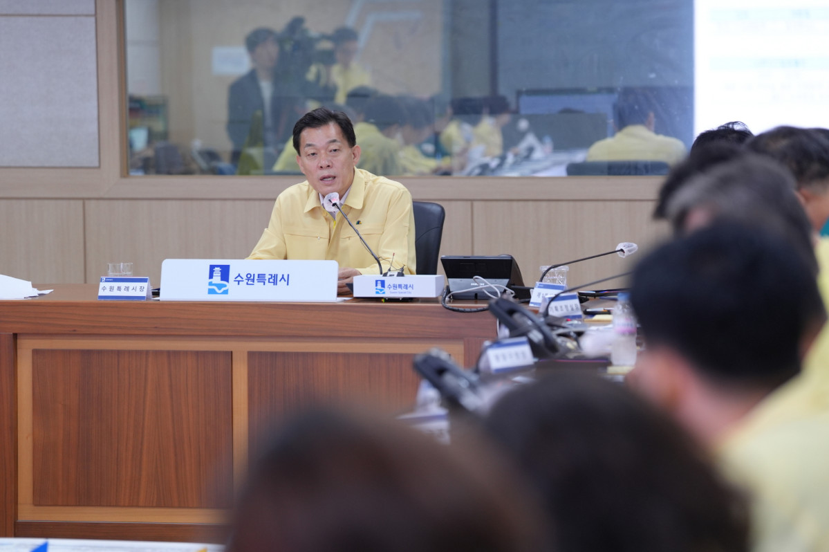 ▲이재준 시장이 ‘2025년 여름철 극한 폭염 대비 긴급대책회의’를 주재하고 있다.
(수원특례시)