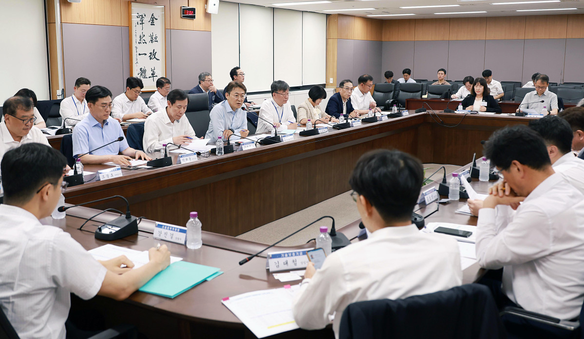 ▲권대영 금융위원회 사무처장이 14일 오후 서울 종로구 정부서울청사에서 개최한 새출발기금 협약기관 간담회에서 협약기관과 함께 기금 확대방안을 논의하고 있다. (사진제공=금융위원회)
