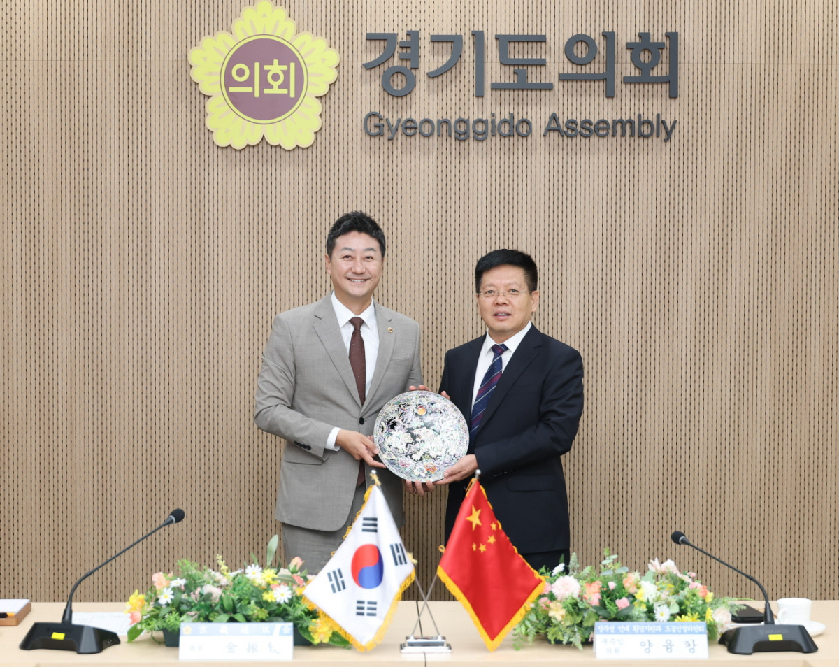 ▲김진경 경기도의회 의장과 양융캉 장쑤성 인민대표대회 부주임위원이 14일 경기도의회에서 공식 접견을 갖고 선물을 주고받고 있다. (경기도의회)