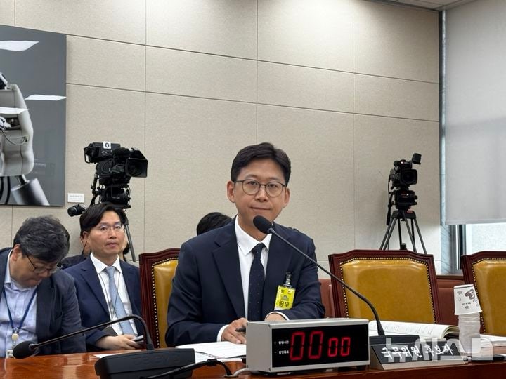 ▲배경훈 과학기술정보통신부 장관 후보자가 14일 국회 과학기술정보방송통신위원회 인사청문회에 출석했다. 배 후보자는 AI가 국가 경제와 사회의 효율을 높이고 난제 극복에 기여할 게임체인저라고 언급하며 "국가AI컴퓨팅센터, 첨단 GPU 확보 등 Al인프라를 조속히 구축하고, 민간 투자 지원책을 마련하는 동시에 AI기본사회 실현을 위해 AI파운데이션 모델 확보를 지원할 것“이라고 밝혔다. 뉴시스