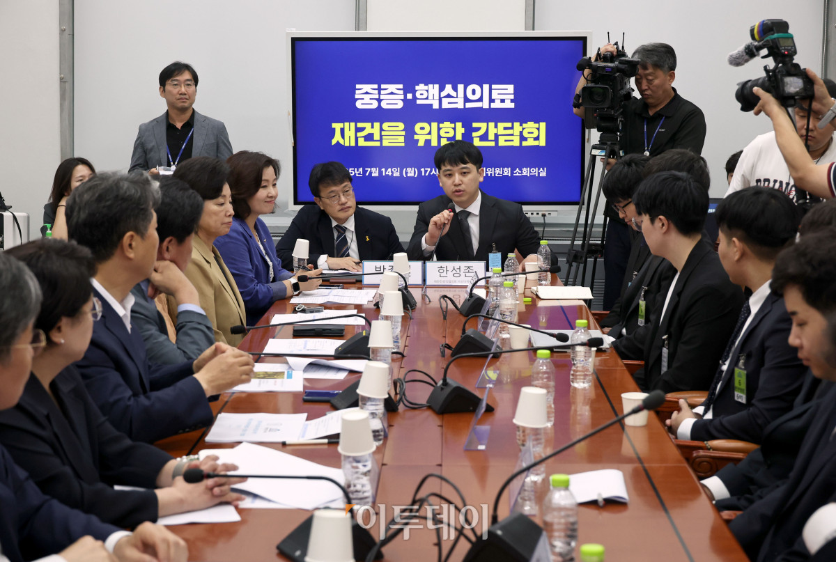 ▲한성존 대한전공의협의회 비상대책위원장이 14일 서울 여의도 국회 보건복지위원회 소회의실에서 열린 증 핵심의료 재건을 위한 간담회에서 인사말을 하고 있다. 조현호 기자 hyunho@