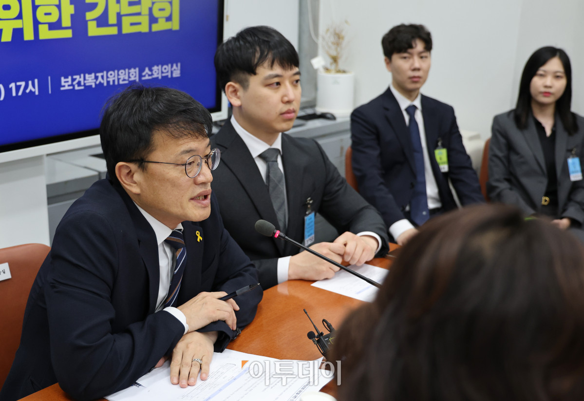▲국회 보건복지위원회 박주민 위원장과 이수진 간사 등 소속 위원들이 14일 서울 여의도 국회 보건복지위원회 소회의실에서 대한전공의협의회 한성존 비상대책위원장과 위원들을 만나 중증·핵심의료 재건을 위한 간담회를 하고 있다. 조현호 기자 hyunho@