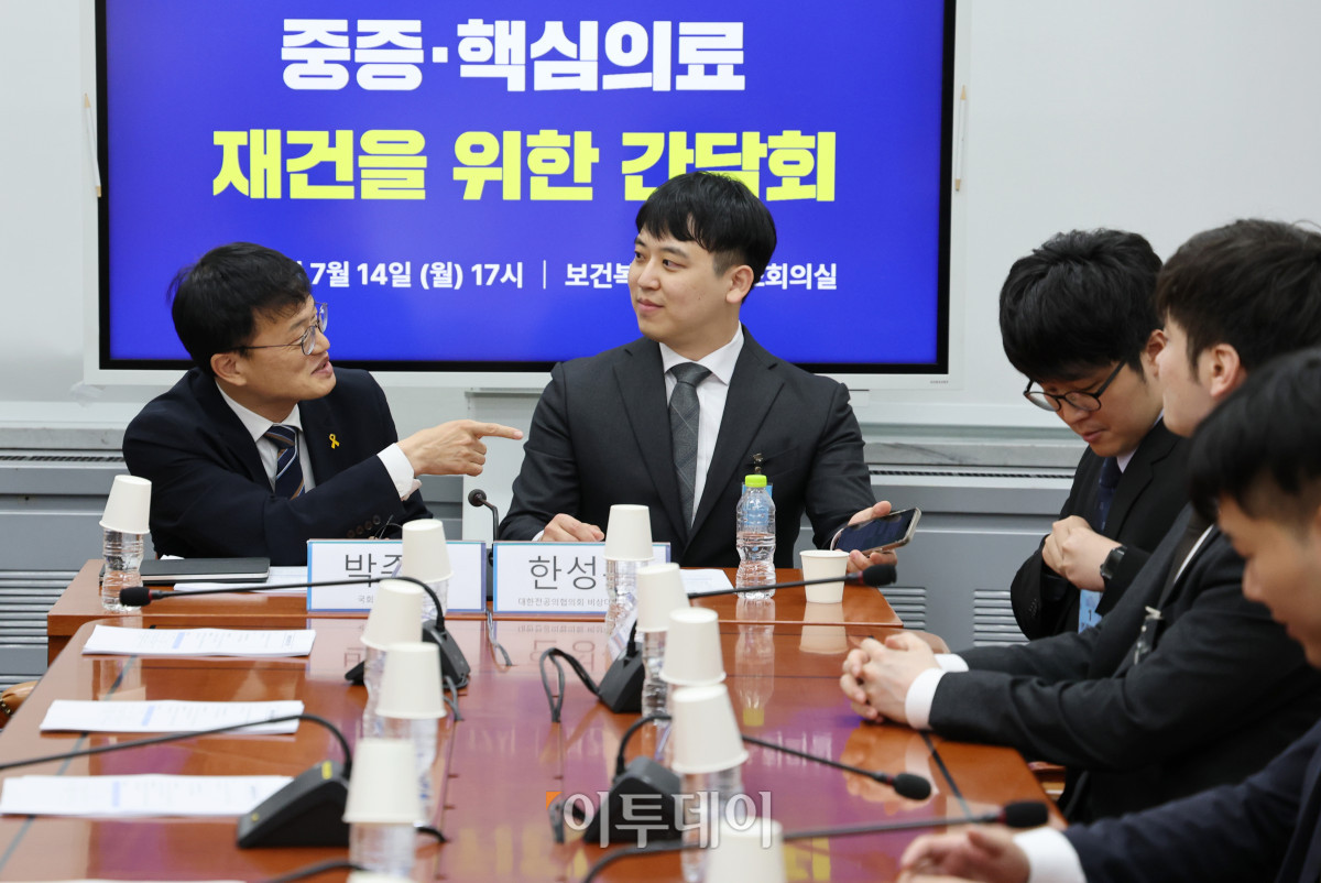 ▲박주민 국회 보건복지위원장과 한성존 대한전공의협의회 비상대책위원장이 14일 서울 여의도 국회 보건복지위원회 소회의실에서 열린 중증 핵심의료 재건을 위한 간담회에 앞서 대화를 하고 있다. 조현호 기자 hyunho@