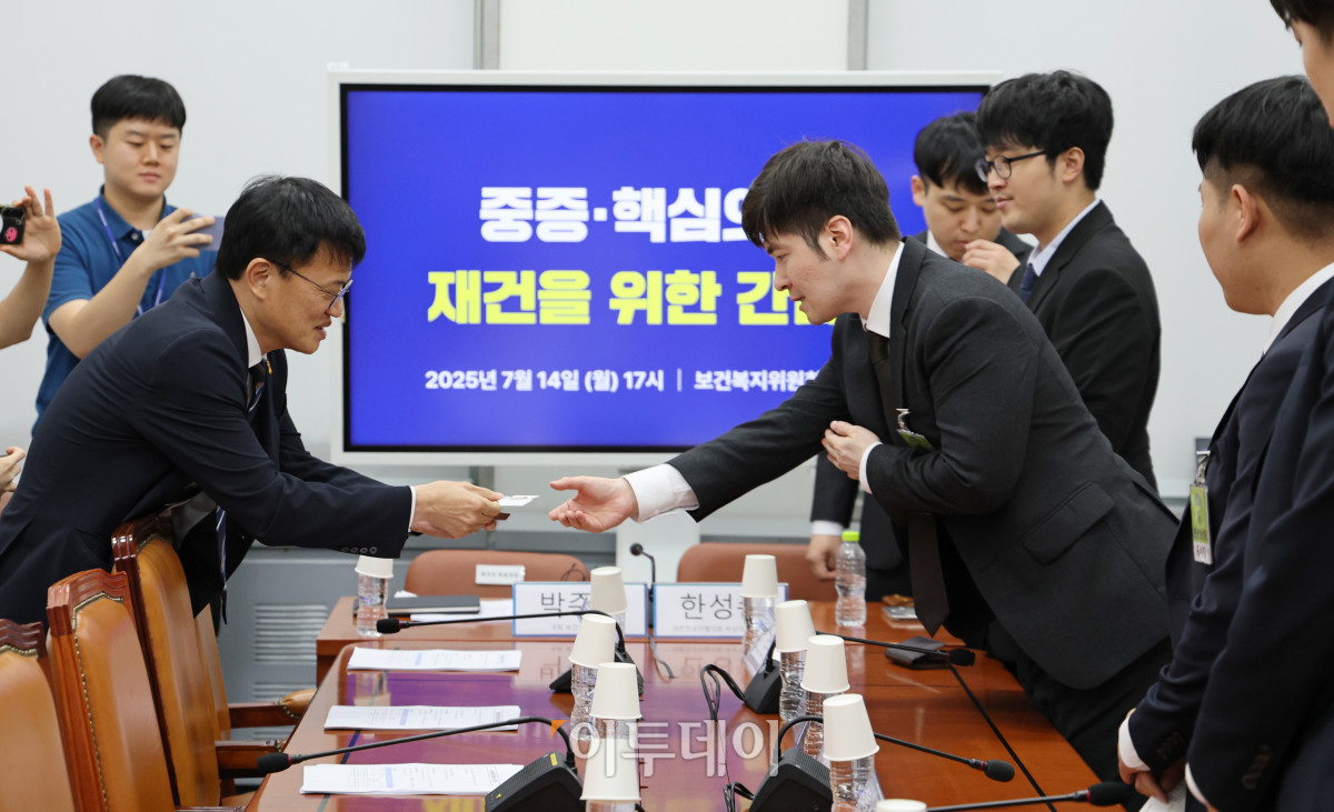 ▲박주민 국회 보건복지위원장이 14일 서울 여의도 국회 보건복지위원회 소회의실에서 열린 중증 핵심의료 재건을 위한 간담회에 참석하며 대한전공의협의회 위원들과 인사를 하고 있다. 조현호 기자 hyunho@