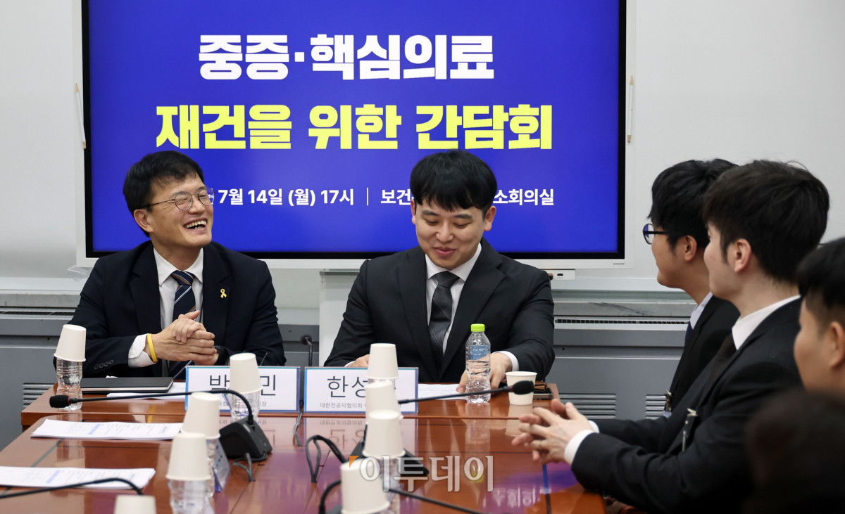 ▲박주민 국회 보건복지위원장과 한성존 대한전공의협의회 비상대책위원장이 14일 서울 여의도 국회 보건복지위원회 소회의실에서 열린 중증 핵심의료 재건을 위한 간담회에 앞서 대화를 하고 있다. 조현호 기자 hyunho@