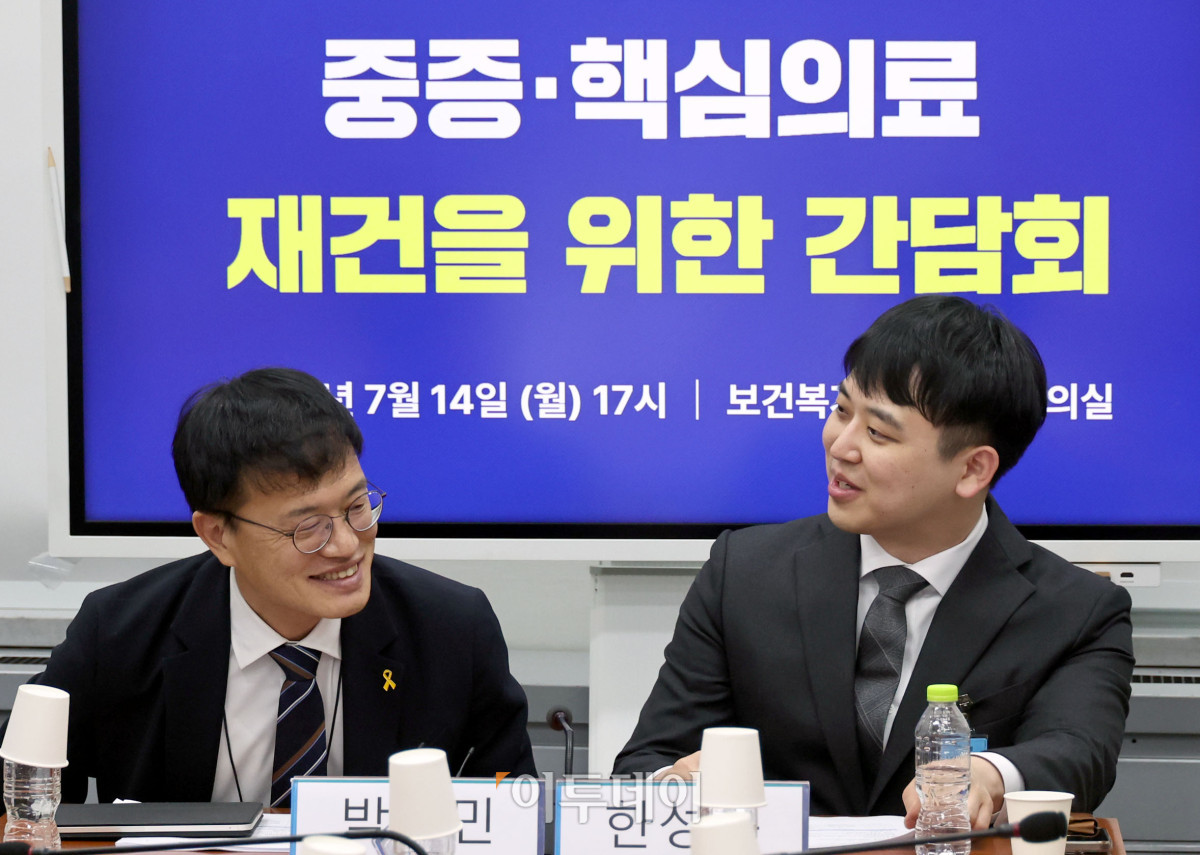 ▲박주민 국회 보건복지위원장과 한성존 대한전공의협의회 비상대책위원장이 14일 서울 여의도 국회 보건복지위원회 소회의실에서 열린 중증 핵심의료 재건을 위한 간담회에 앞서 대화를 하고 있다. 조현호 기자 hyunho@