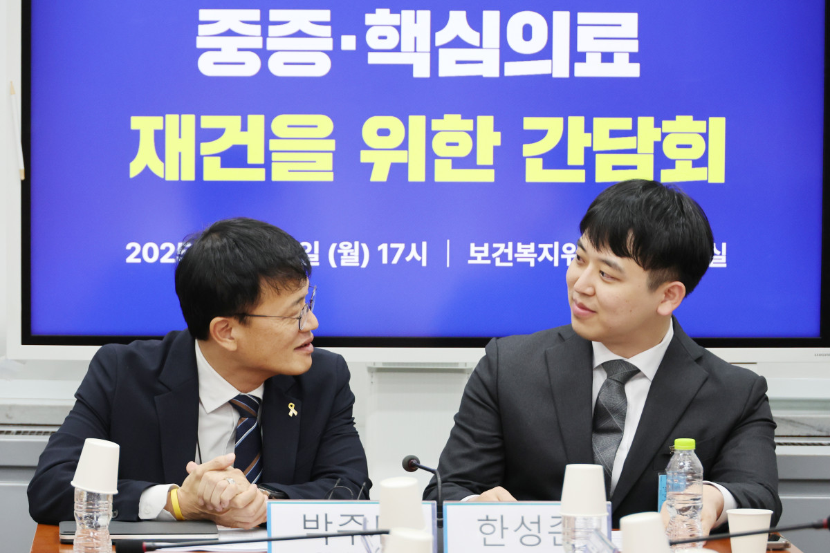 ▲14일 서울 여의도 국회 보건복지위원회 소회의실에서 열린 중증·핵심의료 재건을 위한 간담회에서 박주민 위원장과 대한전공의협의회 한성존 신임 비상대책위원장(오른쪽)이 대화하고 있다. (연합뉴스)