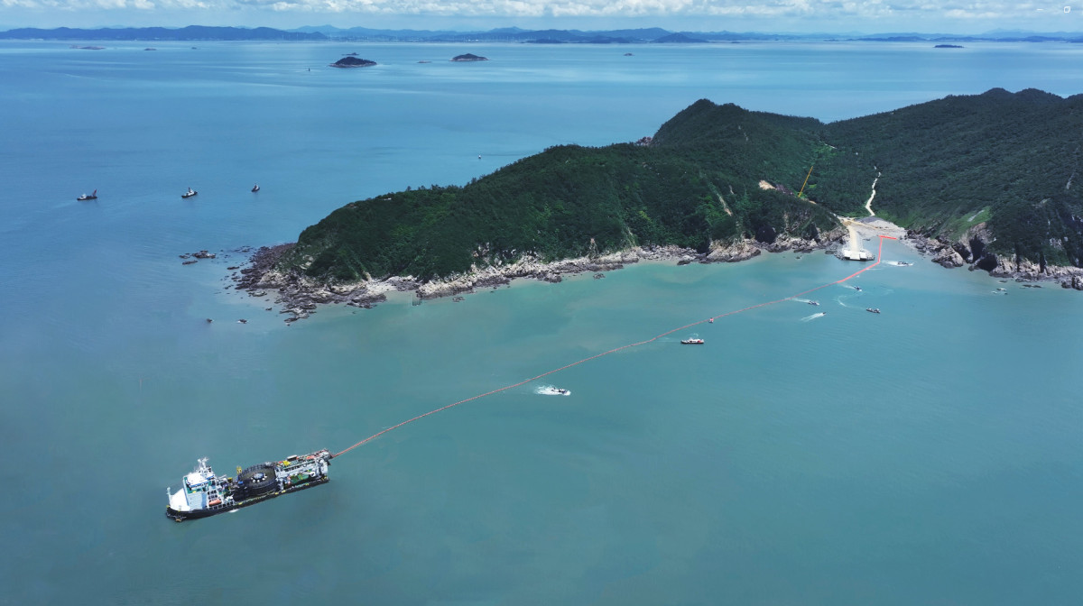 ▲대한전선 팔로스호가 영광낙월 프로젝트 외부망 포설을 진행하고 있다. (자료제공=대한전선)