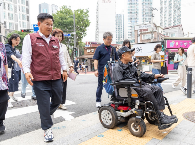 ▲박강수(왼쪽) 마포구청장이 구민들과 무장애길을 걷고 있다. (사진제공=마포구)