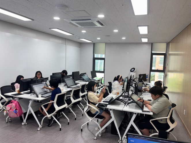 ▲드림스타트 아동들이 9일 구로창의문화예술센터에서 열린 디지털 그림 그리기 수업을 듣고 있다. (사진제공=구로구)