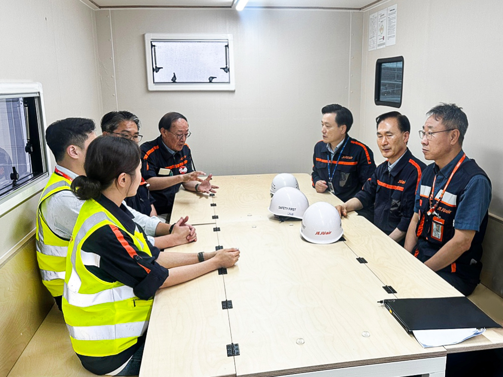 ▲김이배 제주항공 대표이사(사진 맨 오른쪽 뒤)가 14일 인천국제공항 주기장에 도입한 휴게용 카라반에서 현장관리감독자와 안전보건담당자 등 실무진들과 함께 이야기를 나누고 있다. (사진=제주항공)