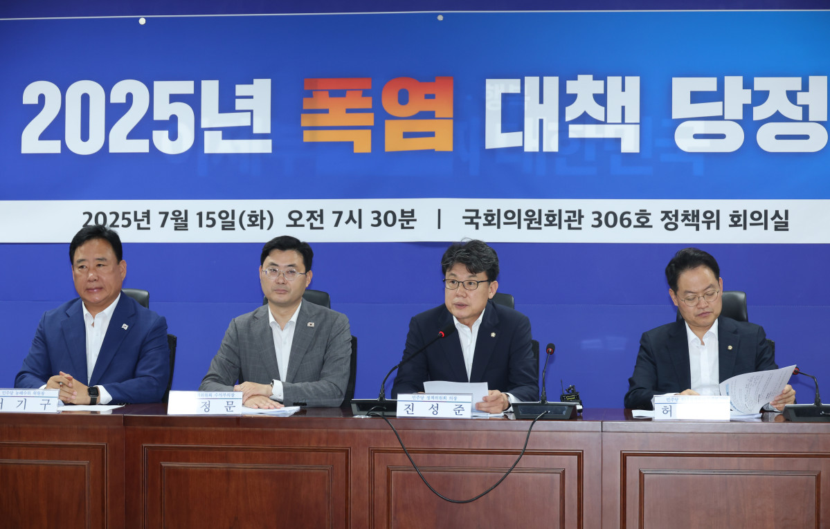 ▲진성준 더불어민주당 정책위의장이 15일 서울 여의도 국회 의원회관에서 열린 2025년 폭염 대책 당정 간담회에서 발언하고 있다. 2025.07.15. (뉴시스)