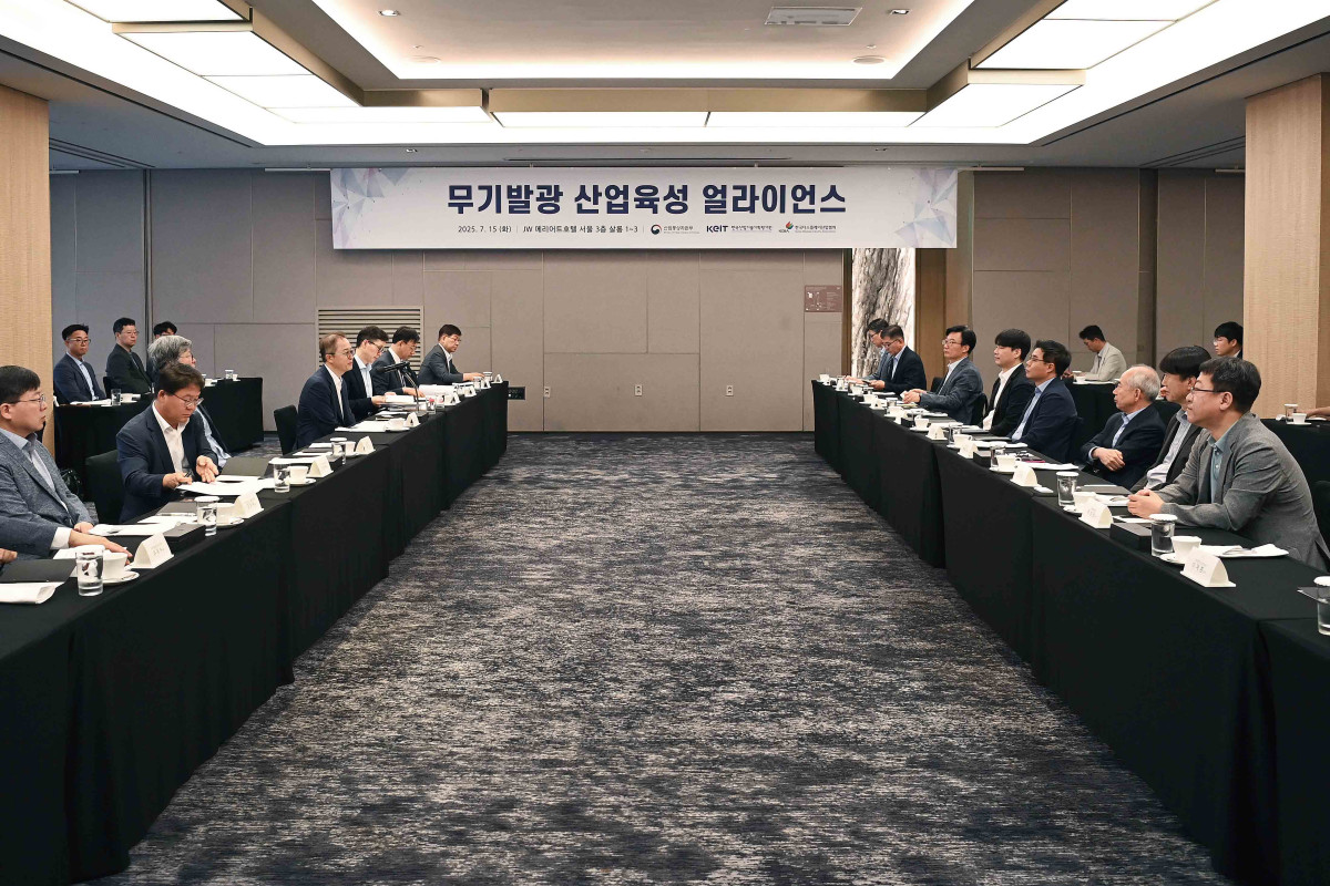 ▲산업통상자원부는 15일 서울 서초구 JW메리어트호텔에서 이승렬 산업정책실장 주재로 신희동 한국전자기술연구원 원장, 전윤종 한국산업기술기획평가원 원장, 허종무 삼성디스플레이 상무, 이정훈 서울바이오시스 대표를 비롯한 관련 기업 및 유관기관, 학계, 연구계 등 관계자가 참석한 가운데 '무기발광 산업육성 얼라이언스 간담회'를 개최했다.  (사진제공=산업통상자원부)