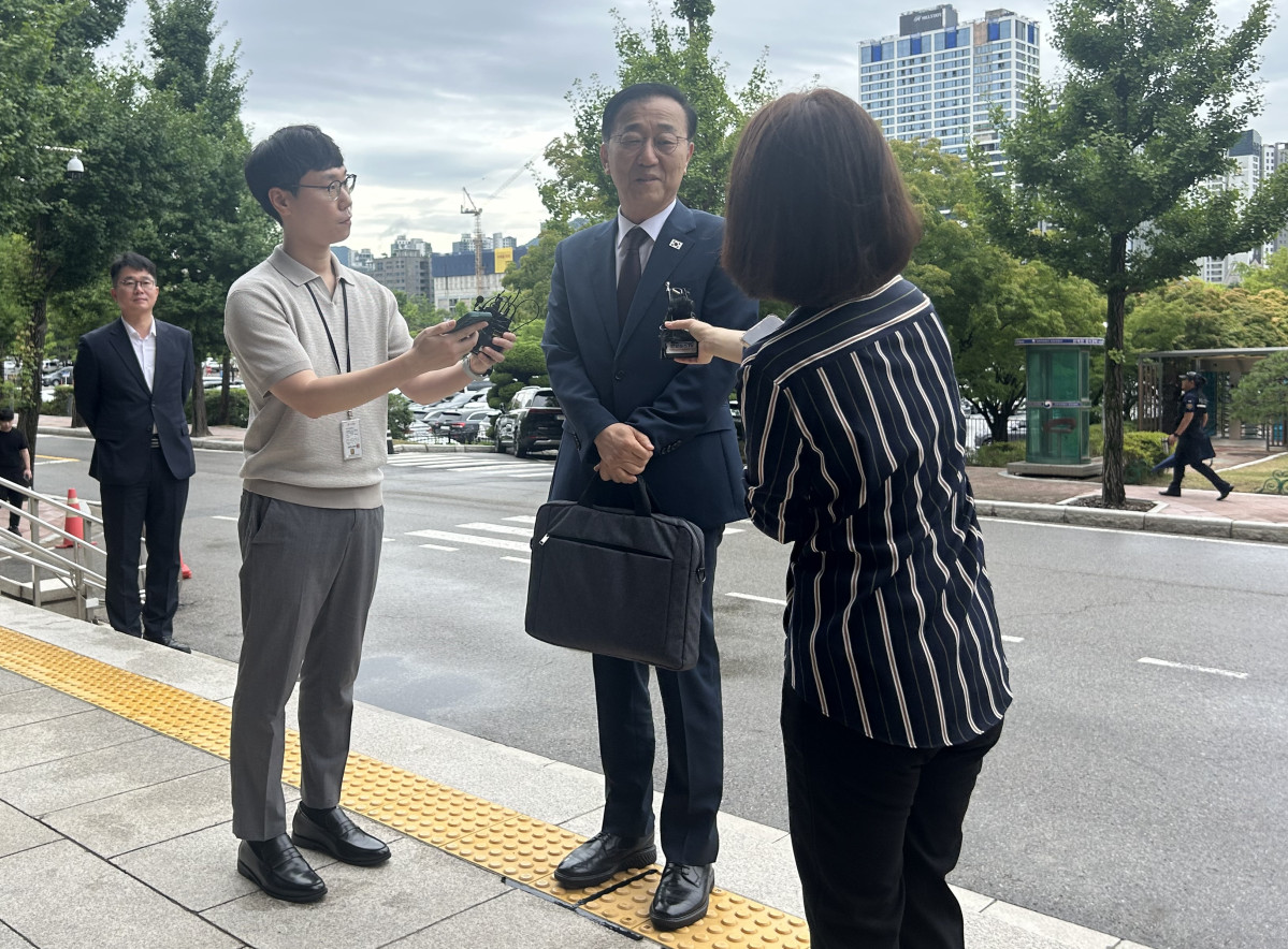 ▲김윤덕 국토교통부 장관 후보자가 15일 정부 과천청사로 출근하며 취재진 질문에 답하고 있다.  (천상우 기자 1000tkddn@)