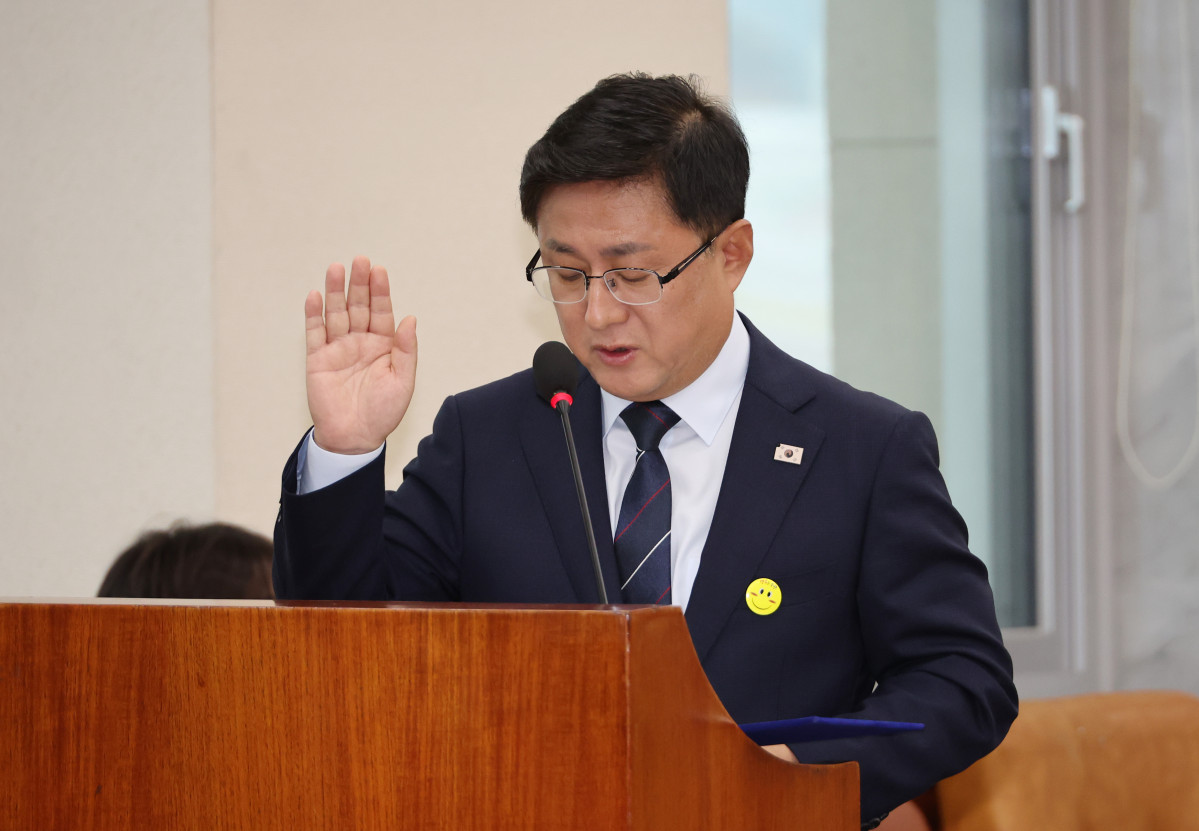 ▲<YONHAP PHOTO-1426> 선서하는 김성환 환경부 장관 후보자 (서울=연합뉴스) 김주성 기자 = 김성환 환경부 장관 후보자가 15일 국회 환경노동위원회에서 열린 인사청문회에서 선서하고 있다. 2025.7.15 utzza@yna.co.kr/2025-07-15 10:16:31/<저작권자 ⓒ 1980-2025 ㈜연합뉴스. 무단 전재 재배포 금지, AI 학습 및 활용 금지> (연합뉴스)